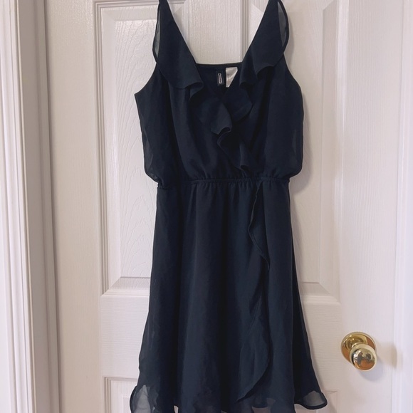 H&M Dresses & Skirts - H&M Elegant Black Sleeveless Dress